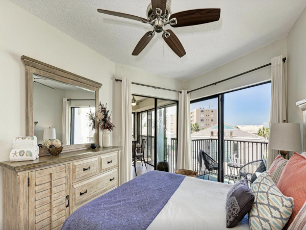 Holmes Beach Stunning Vacation Condo